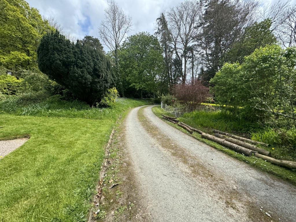 Lot: 105 - DETACHED VICTORIAN RESIDENCE FOR REFURBISHMENT SET IN 1.5 ACRES - Private driveway